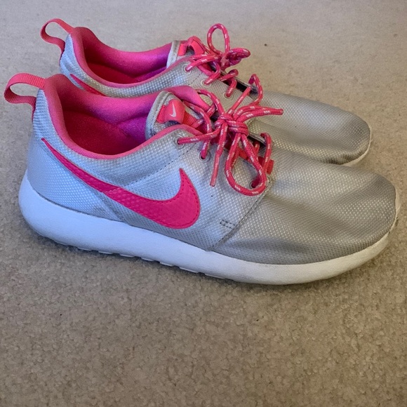 Nike Other - Youth Nike roshes